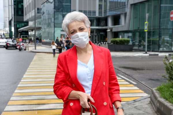 Interview citoyen femme âgée portant masque